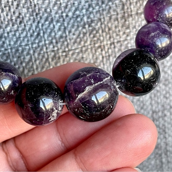 Vintage Graduated Purple Amethyst Beaded 15” Long Necklace with Barrel Clasp - Picture 3 of 15